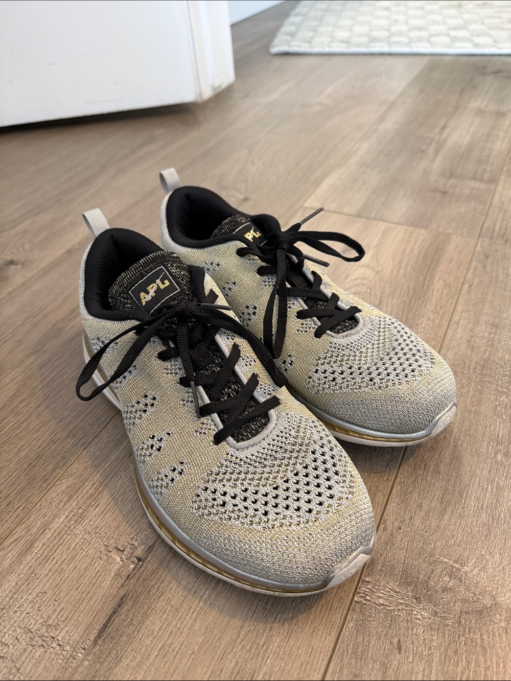 APL | Women's Techloom Pro Shoe Metallic Silver/Gold Size 9.5 - Picture 2 of 7